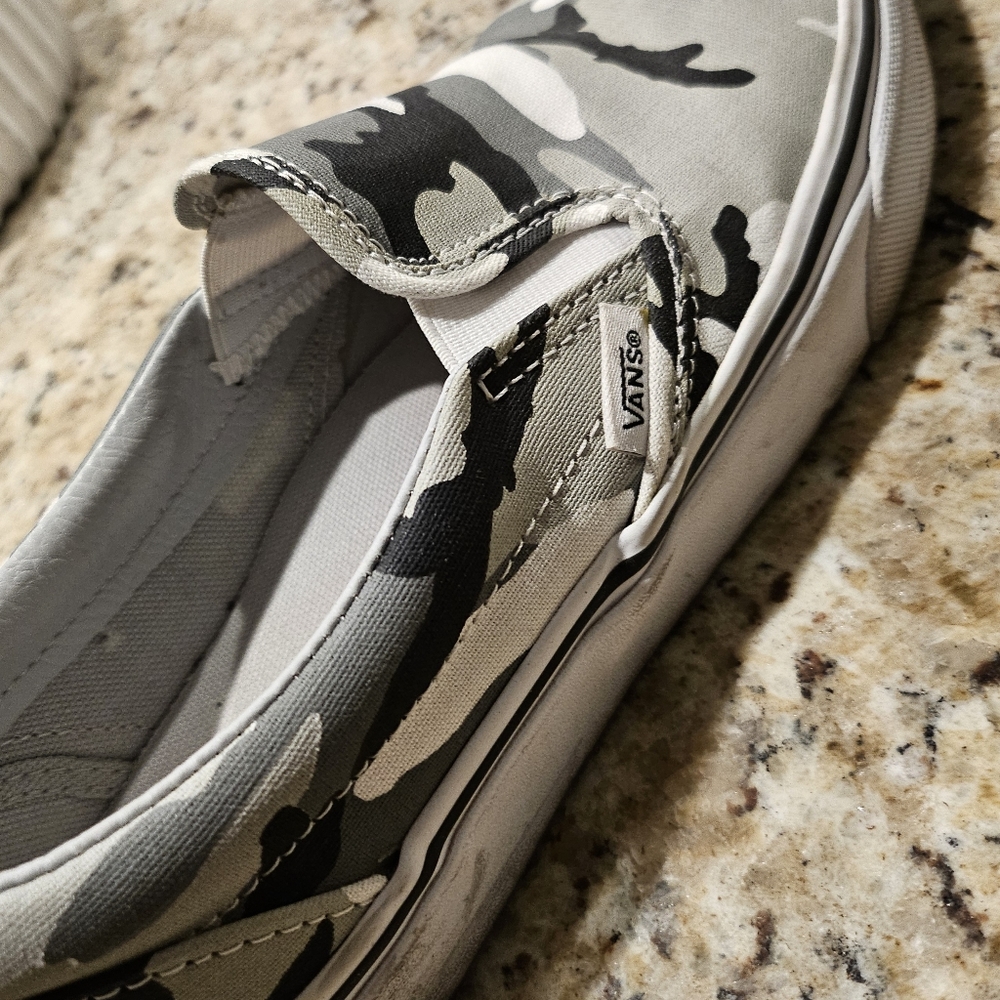 Women vans slip ons. Size 8 almost NEW.